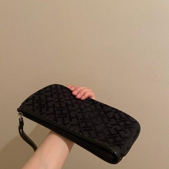 BLACK CLASSIC WRISTLET ZIP WALLET TOMMY HILFIGER - Picture 4 of 5